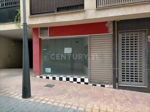 Se vende estupendo local comercial en la zona más comercial de la ciudad de Lorca. Este bajo comercial consta de 120 m2. Consta de una sala donde se puede hacer un despacho o sala de reuniones y un aseo privado. Al lado de la puerta de acceso al loca...