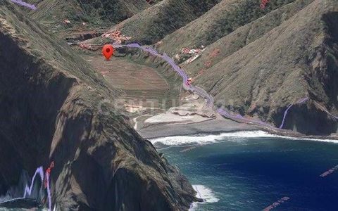 Unique opportunity! Rustic land for agricultural use is for sale in Cerco de La Playa, municipality of Vallehermoso, on the beautiful island of La Gomera. With an area of 1763m², this land offers ample space to develop agricultural or livestock proje...