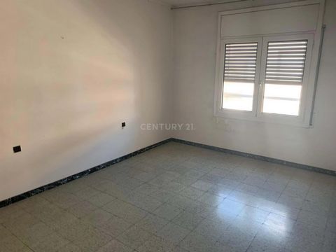 We present you this 119 m² apartment located in the town of Torelló, in the Osona region. Distributed in 4 bedrooms, 1 bathroom, living room, kitchen and balcony. To reform. Do you want more information? Do not hesitate to contact us!