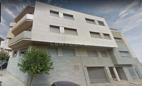 Rez-de-chaussée situé au coeur d'Alcoletge, à Lleida. À seulement trois minutes de l'hôtel de ville et entouré de toutes sortes de services nécessaires. Il a une surface utile de 82,73 m² répartis en un séjour avec accès à un balcon, une cuisine, 2 c...