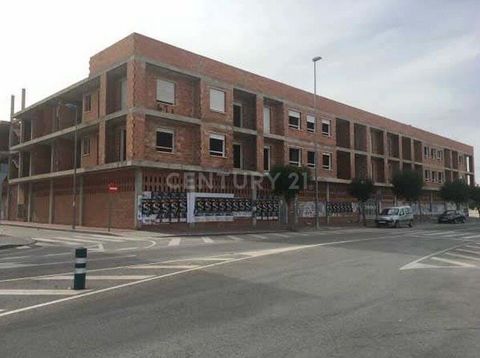 ¿Quieres comprar una oficina en Bullas, Murcia? Se trata de un edificio en obra parada con un porcentaje de ejecución estimado del 40%. El proyecto planteado es un edificio formado por dos bloques, compuestos de 1 planta bajo rasante y 3 plantas sobr...