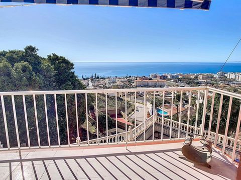 Explore this captivating independent villa in Rincón de la Victoria boasting mesmerizing sea views, dual entrance for each floor, a cozy fireplace, and endless renovation possibilities tailored to your taste! With 4 bedrooms, 2 bathrooms, and 2 livin...