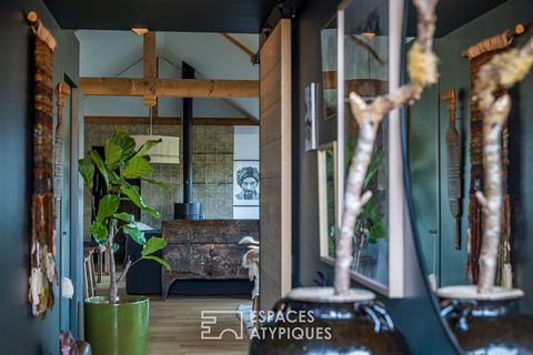 Located in the town of Plounéour-Ménez, 15 minutes from the town of Morlaix (13km), this former artist's studio has been successfully rehabilitated to give birth to a sublime loft of 120.05 m2 with beautiful features, an independent gîte of 52.85 m2 ...