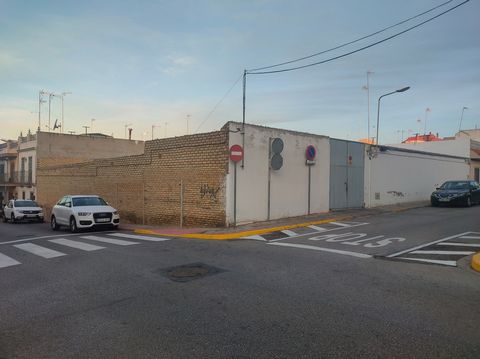 Land of almost 600m2 in one of the best possible locations of Dos HERMANAS, currently has 31 private parking spaces used on a rental basis, most of them rented today so it would be a way to amortize the investment from the first day, at the same time...