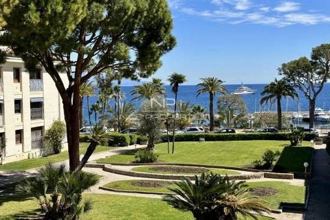 SAINT-JEAN-CAP-FERRAT : Located at two minutes from the beaches and the center, 2-bedroom apartment of approx. 96 m² with terrace, comprising a living room, dining room, fitted kitchen, bedroom with its en-suite bathroom, a second bedroom and a walk-...
