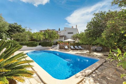 Stunning spacious detached traditional villa updated for modern luxury living with beautiful mature garden and fruit orchard. Located in a quiet area with expansive views to the south overlooking orange groves and the championship level Amendoeira go...