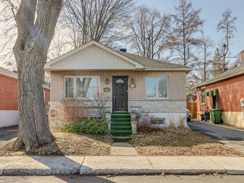 Discover this charming home ideally located facing a large park, surrounded by Ahuntsic's finest schools and the beautiful Fleury Promenade. Perfectly designed for a family, it features four bedrooms, including three upstairs, two full bathrooms, a s...