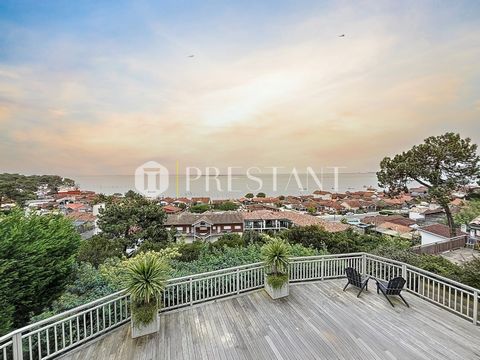 In an exceptional and exclusive setting, this villa offers much more than a simple panorama: a true visual experience of the Arcachon Bay with a breathtaking view, embracing every corner from Bird Island to the majestic Pilat dune. This villa was com...