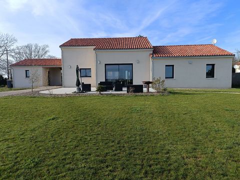Dpt Deux Sèvres (79), à vendre AIRVAULT maison P6 de 115,5 m² - Terrain de 11861 - Plain pied