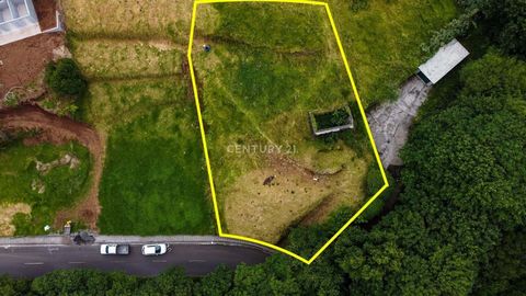 Fantastic urban land, located in Achadas Da Cruz in Porto Moniz, close to the Cable Car. Next to the road and located in a quiet and sunny area, this ruined plot is perfect to build your dream home in Porto Moniz, where you will enjoy unparalleled pe...