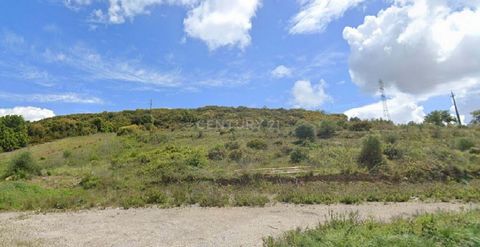 Land located on the road of Adoseiros, in S.Tiago dos Velhos with Request for Prior Information, approved for the construction of 2 villas, to be developed in two, and may have three floors provided that one of them is basement or attic. The villas h...