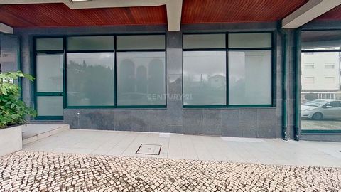 Magasin de 319 mètres carrés répartis sur plusieurs étages avec entrées indépendantes à São João da Madeira. Le rez-de-chaussée dispose d'une vitrine donnant sur la rue principale. Le sous-sol permet l'accès et le stationnement des véhicules. Les deu...