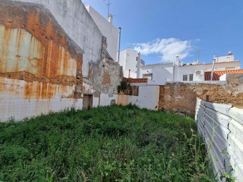 Ce terrain urbain est situé au cur de Portimão, l'une des villes les plus charmantes de l'Algarve. D'une superficie de 75m2 ce terrain offre la possibilité de construire la maison de vos rêves ou un projet d'investissement avec une surface de constru...