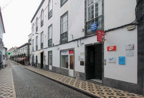 Immeuble situé dans le centre historique de Ponta Delgada, à Rua Machado dos Santos, la rue avec la plus grande circulation piétonne et avec la plus forte densité commerciale et de services à Ponta Delgada, également située à moins de 100 m de l'écol...