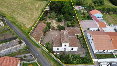 I am pleased to present an incredible real estate opportunity in the charming Vila de Capelas, located in the municipality of Ponta Delgada, on the island of São Miguel. It is a manor-style house, with four bedrooms and generous areas, which is avail...