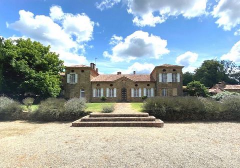 Exceptional 17th Century Chateau situated in the heart of a village and at only 15 minutes from the capital of Les Landes, Mont de Marsan. Surrounded by a pretty parkland of 3.7 hectares with mature trees, a mini golf course and a swimming pool. Atta...