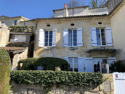 This atypical property, built on the site of a former quarry, is ideal if you're looking for a pied à terre close to Bordeaux or simply if you fancy a quiet town house with a rooftop pool and limitless views! This house, with its 2 suites and 2 bedro...