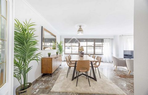 Lucas Fox presents this property for rent on the second floor of a chamfered building, very bright and sunny, on a pedestrian street in the centre of Valencia. In this area, you can enjoy the amenities offered by the Sant Francesc neighbourhood , suc...