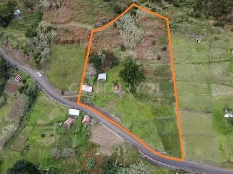 Are you looking to invest in land in the north of the island? Here we present this plot of land located in Faial (municipality of Santana) with a total area of 3700m2. Comprising 3 rural buildings. Do not hesitate and book your visit now! 60.000