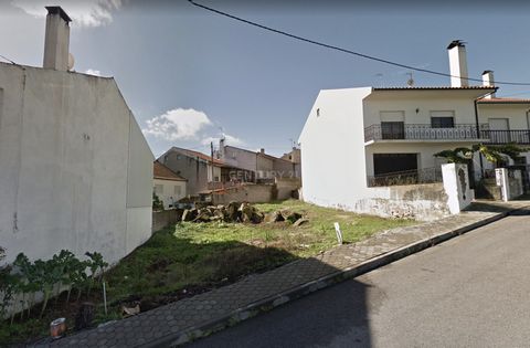 In the charming town of Pinhel, located in the District of Guarda, there is a perfect plot of land for building a house. With a total area of 165m2, this land offers all the conditions for you to create the home of your dreams. With an implantation o...