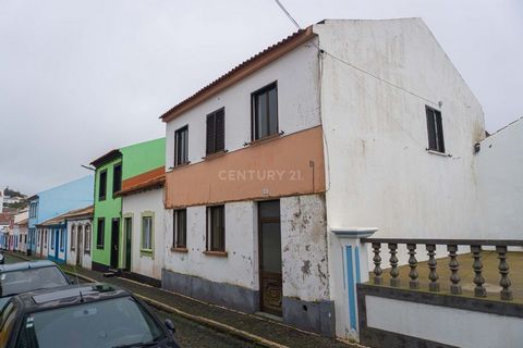 Excellent investment opportunity in Angra do Heroísmo with the possibility of remodeling into two apartments. The building has a fantastic view over the sea and is located in a privileged area of the city, just a few minutes from the center.