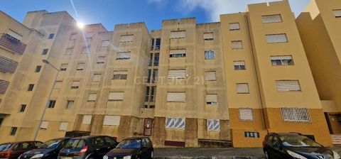 Apartment of typology T2 with a total area of 78 m2 located in the parish of Apelação, municipality of Loures, district of Lisbon. Area with good accessibility, near one of the accesses to Lisbon, the IC2 is located 3min. The property is located near...