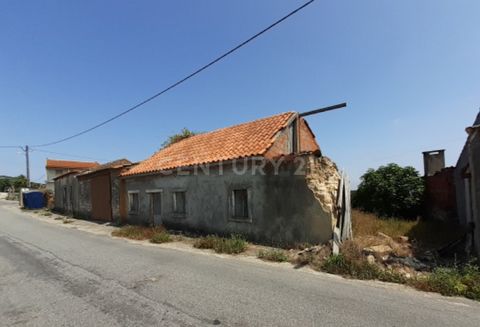 House located in Morraçã near Tentúgal. In need of works. House consisting of two outsof facilities, patio and backyard. Inserted in a land with 1696 m2. Great for spending a quiet weekend, in a quiet and pleasant place. This is your chance.