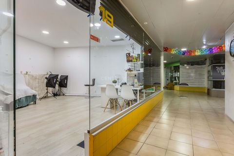 This space is located on level 1 of the Pescador Shopping Centre, in the charming Costa da Caparica, and offers an excellent opportunity for entrepreneurs looking for a space with business potential. With an approved water and sewerage project, this ...