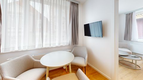 Our house has been in family ownership since 1912 and is centrally located in the historic city center of the Hanseatic city of Lüneburg. We offer 13 fully furnished 1-3 room apartments. Queensizebed (140cm x 200cm) Lüneburg is only 30 minutes (by tr...