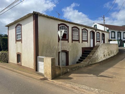 Cozy 2 bedroom villa to remodel in the village of Porto Judeu with an excellent sea view to the Cabras Islets. Very well located with easy access to the supermarket. A few minutes by car is in the center of the village of Porto Judeu where you will h...