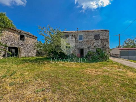 Location: Istarska županija, Oprtalj, Oprtalj. Istria, Oprtalj surroundings Stone Istrian house for renovation for sale in a quiet location near Oprtalj, very interesting for investment. The house is spread over the ground floor and first floor, and ...