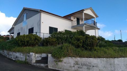 Magnificent Property located in Vila das Lajes in Flores, surrounded by nature. Spectacular views of the green fields are contrasted by the blue of the Atlantic Ocean. This property offers a tranquil and relaxing setting for body and mind. The inside...