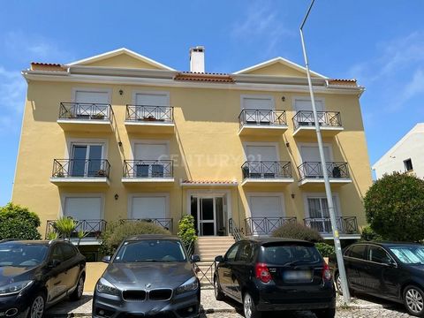 Appartement T3 + 2, grand séjour avec deux balcons, cheminée et poêle. Cuisine équipée avec balcon fermé, 3 chambres et 2 salles de bains, plus un balcon orienté sud. L'accès au grenier se fait par un escalier large et facilement accessible, où se tr...