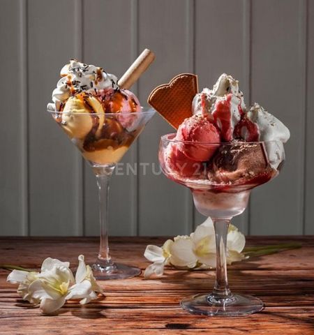 This ice-cream parlour with its own brand is located in Leça da Palmeira, about 350 metres from the beach. It has an excellent location and visibility! It's in a very dynamic area, close to the Leça da Palmeira waterfront and various services and sho...