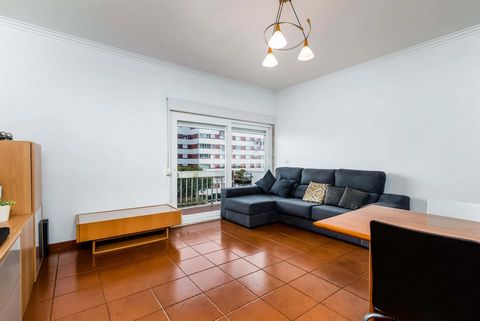If you are looking for a spacious, comfortable and well located apartment, do not miss this opportunity! This 3 bedroom apartment in Povoa Santa Iria has 105m2 of gross area, distributed by a large living room, three bedrooms, two with built-in wardr...
