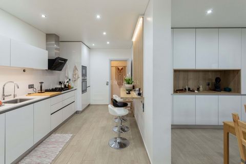 If you're looking for a flat with a dream kitchen, this is the perfect property for you! This four-bedroom apartment converted into a three-bedroom has a modern, fully-equipped kitchen with an open-plan dining room. The kitchen is the heart of the ho...