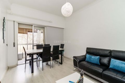 Property T2 located on the 2nd floor in a building without an elevator. Apartment in good habitable condition. At the entrance, there is a hall/corridor of about 9 m2. One bedroom with a built-in wardrobe of 10 m2 and another with 13 m2. One of the b...