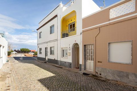 3-bedroom house located on the second line facing the estuary, offering an excellent terrace with panoramic views of Ria Formosa. The fishing village of Santa Luzia, located in Tavira, is known as the Octopus Capital for its charming atmosphere and p...