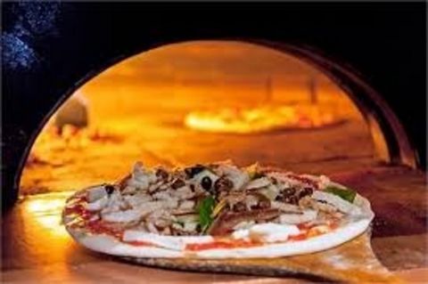 TALMONT SAINT HILAIRE (85) Pizzeria restaurant comprenant une jolie salle de 44 couverts avec et terrasse de 35 couverts avec vue sur monument historique très fréquenter ce qui apporte une belle clientèle en saison, la pizzeria est ouverte à l 'année...