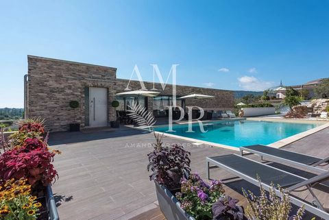 Amanda Properties proposes you splendid contemporary villa, about 290 m2 with refined services on a ground of 1261 m2, giving a clear view to the sea. 1 master bedroom and 3 en-suite bedrooms. Pool of 12x5.5 m heated, home automation, garage. Direct ...