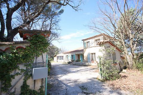 At the foot of the Dentelles de Montmirail, on a passing axis, come and discover this villa with hangar, built on a plot of 7800 m2 approximately. The house, very spacious, with a surface area of approximately 197 m2, will be able to accommodate a be...