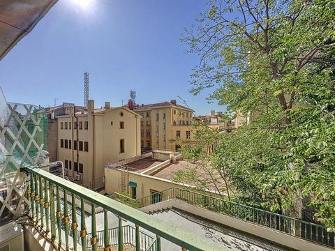 Découvrez ce superbe appartement F3 à vendre à Ajaccio, en exclusivité avec MAX IMMOBILIER. Situé au 19 cours Napoléon, cet appartement offre une superficie d'environ 70 m², comprenant un séjour, 2 chambre, 1 salles de bain et une cuisine. Cet appart...