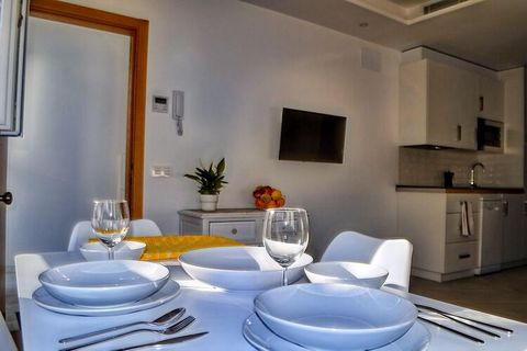 Bienvenido a nuestro acogedor apartamento en la encantadora ciudad costera de Conil, que ofrece el refugio perfecto para una familia de cuatro personas en medio de los impresionantes paisajes del sur de España. Ubicado en el primer piso de un edifici...