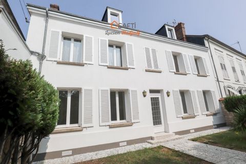 Vernon city center, walking distance from the train station. Maison de Maitre with great amenities and potential to complete including: Entrance, living room, dining room, fitted kitchen, large room (bedroom or office). Floor: Landing, three bedrooms...