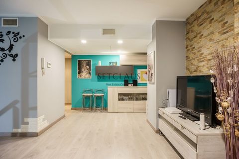 Duplex à vendre à Badalona, avec 1.474.668 ft2, 3 chambres et 2 salles de bains, Ascenseur, Meublé et Climatisation. Features: - Air Conditioning - Alarm - Lift