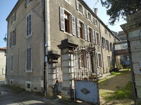 Let's discover this character house in a very dynamic little village, near Caylus, St Antonin and the Gorges de l'Aveyron 10 minutes from motorway access. This House of the owners of a former hat factory Is being renovated It comprises on 2 floors 25...