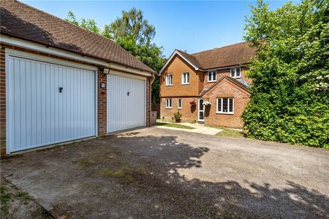 Fine and Country are pleased to present to the market this well presented, 4 bedroom, 2 bathroom detached house (1,712sqft inc. garage), in the sought after location of Purley. Nestled in the corner of a road which boasts only four homes, this proper...