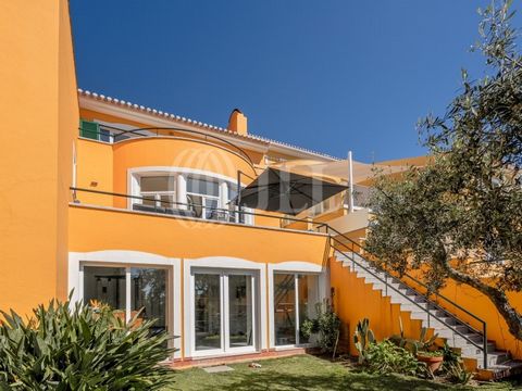Fully renovated 5-bedroom villa with 364 sqm of gross construction area, terrace, garden, and garage for two cars, located in the luxury condominium of Quinta da Penha Longa, with 24-hour security, in Sintra. Featuring premium finishes, the villa sta...