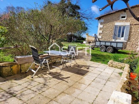 It is in Bourg du Bost, a charming peaceful village located 5 minutes from Aubeterre and 10 minutes from Ribérac, that I will discover this old, atypical and renovated real estate complex, composed of a 5-room main house with semi-furnished kitchen. ...