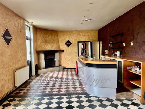Just 15 kilometers from Langon, with a school nearby, this former restaurant offers exceptional potential for renovation enthusiasts. Located in Saint Laurent du Bois, this single-storey house boasts a spacious layout and multiple possibilities for c...